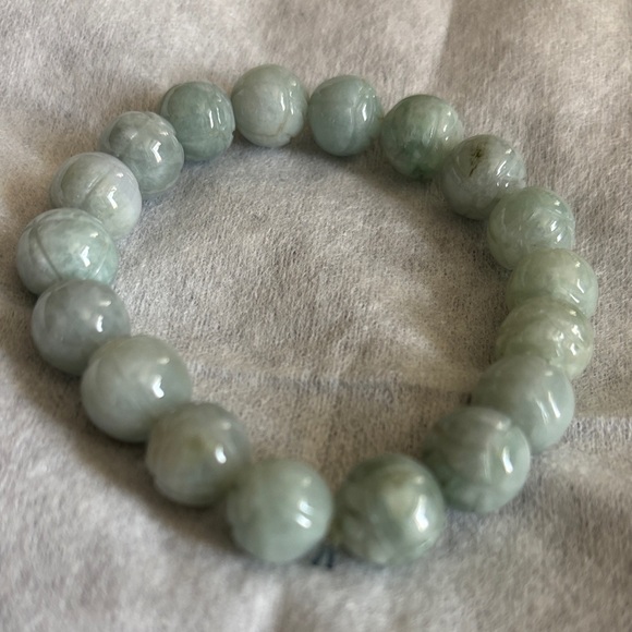 Elegant Green Jade Bracelet - Picture 5 of 5